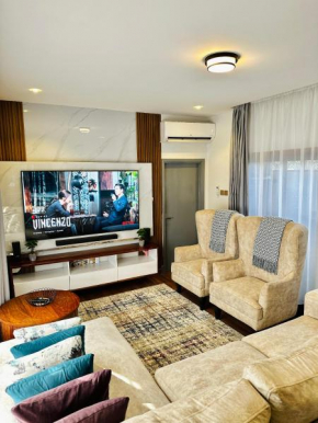 CozyHome 75”TV, 5mints from the Beach & City